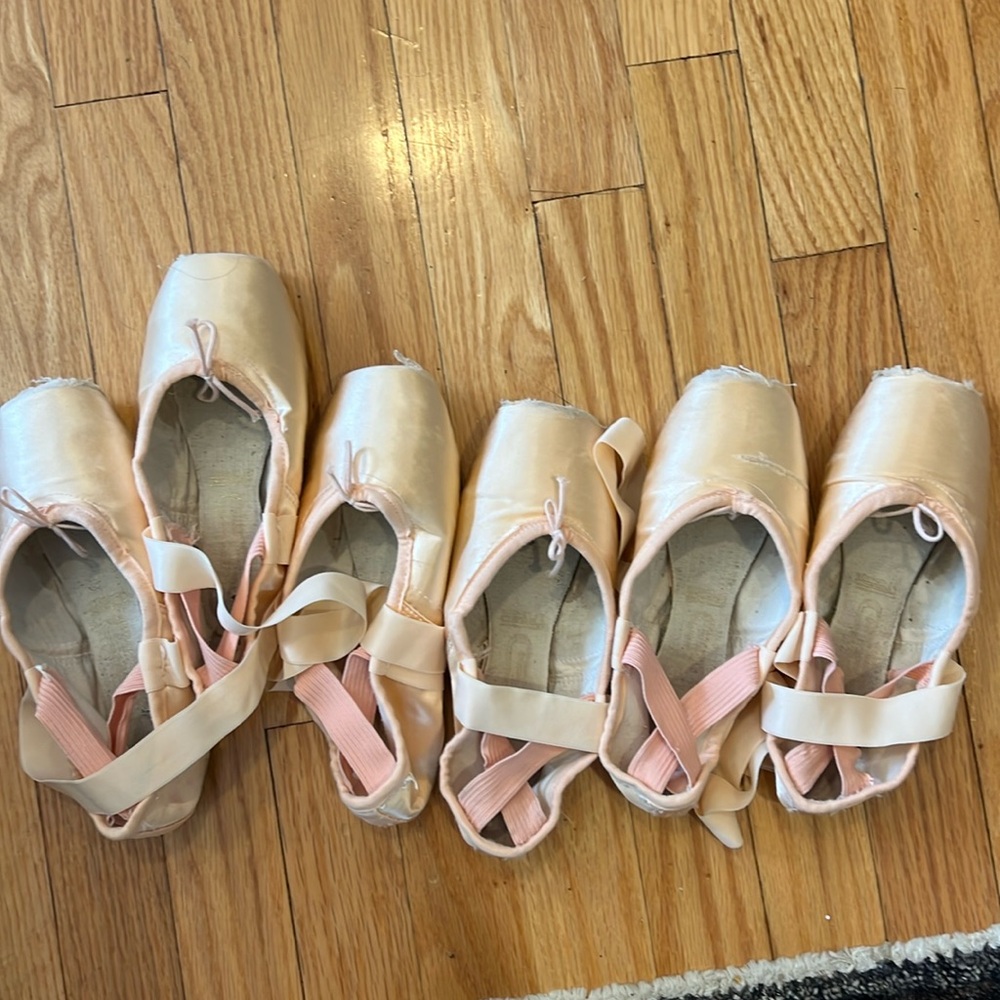 9 pairs of sued freeds